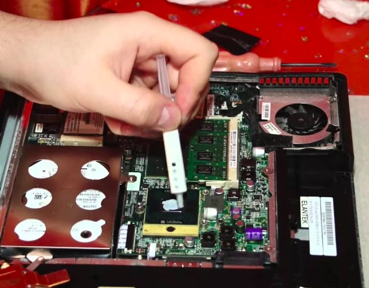 Чистка ноутбука от пыли и замена термопасты Проспект Славы метро Спб